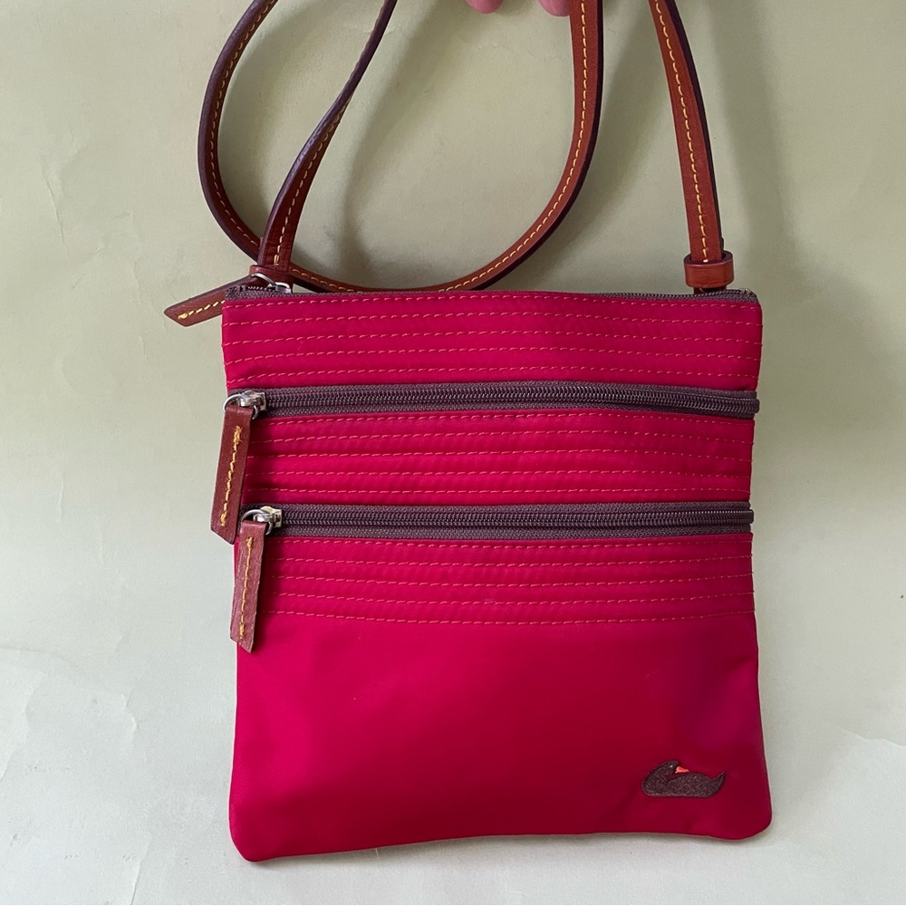 Crimson/brown Dooney & Bourke vinyl/leather crossbody bag - Picture 9 of 12